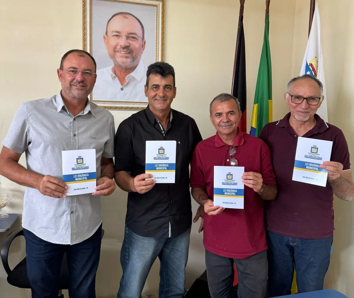Câmara de São João do Cariri entrega exemplares da nova Lei Orgânica Municipal